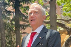 Kast interrumpe días de descanso y lidera reuniones en su oficina de Las Condes