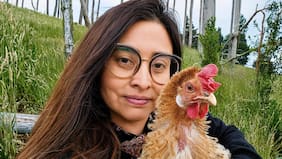 “Ella me eligió”: la historia de Elena, una gallina rescatada