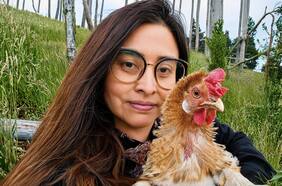 “Ella me eligió”: la historia de Elena, una gallina rescatada