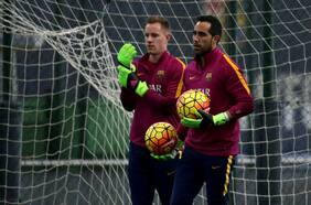 Claudio Bravo se ofrece para sustituir al lesionado Ter Stegen en el Barcelona