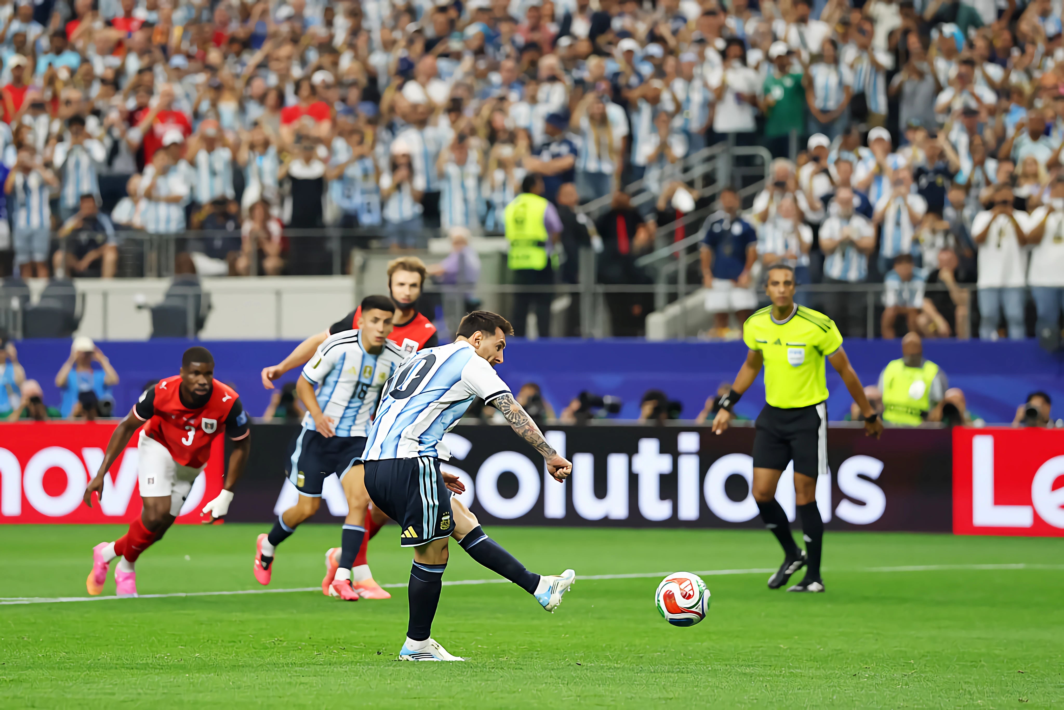 Con la historia en los hombros: Messi pierde el penal que lo habría consagrado como goleador exclusivo de los mundiales