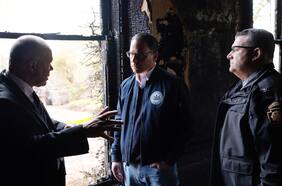 Por qué un hombre incendió la casa de un gobernador en Estados Unidos (con toda su familia dentro)