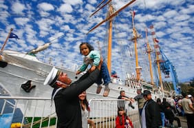 Buque escuela Esmeralda recala en Valparaíso al finalizar su 70º crucero de instrucción y se apresta para nueva travesía