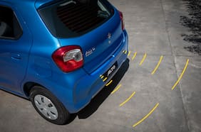 Suzuki Alto suma cámara de retroceso en todas sus versiones