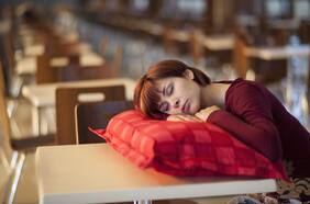 Científicos descubren la razón de por qué muchas personas tienen sueño en el día pese a dormir bien