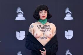 Anfitriona de los Latin Grammy: “A veces incomodar es la manera en que podemos generar conversación y Mon Laferte lo ha entendido muy bien”