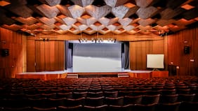 Tras 50 años, el teatro Aula Magna del Liceo Manuel de Salas reabre sus puertas como cine