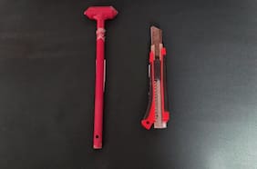 Con un martillo y un corta cartón: pareja de adolescentes son detenidos tras robar 57 pares de anteojos en un mall