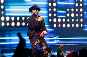 El triunfador de Viña: Carín León debuta en Gran Arena Monticello con la gira “Boca Chueca Tour 2025”