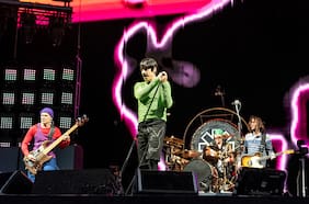 Productora presenta querella criminal por entradas falsificadas para show de Red Hot Chili Peppers en Chile