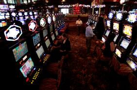 Operadores de casinos acusan que la autoridad está beneficiando a Enjoy en licitación de licencias y se agudiza conflicto