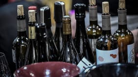 Acciones de licores europeos caen tras amenaza de Trump de aranceles al vino y champán francés