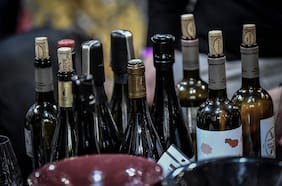 Acciones de licores europeos caen tras amenaza de Trump de aranceles al vino y champán francés