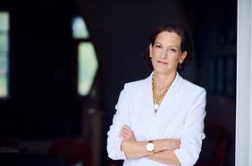 Anne Applebaum: “Las redes sociales hicieron que las personas vivan en mundos de información diferentes”