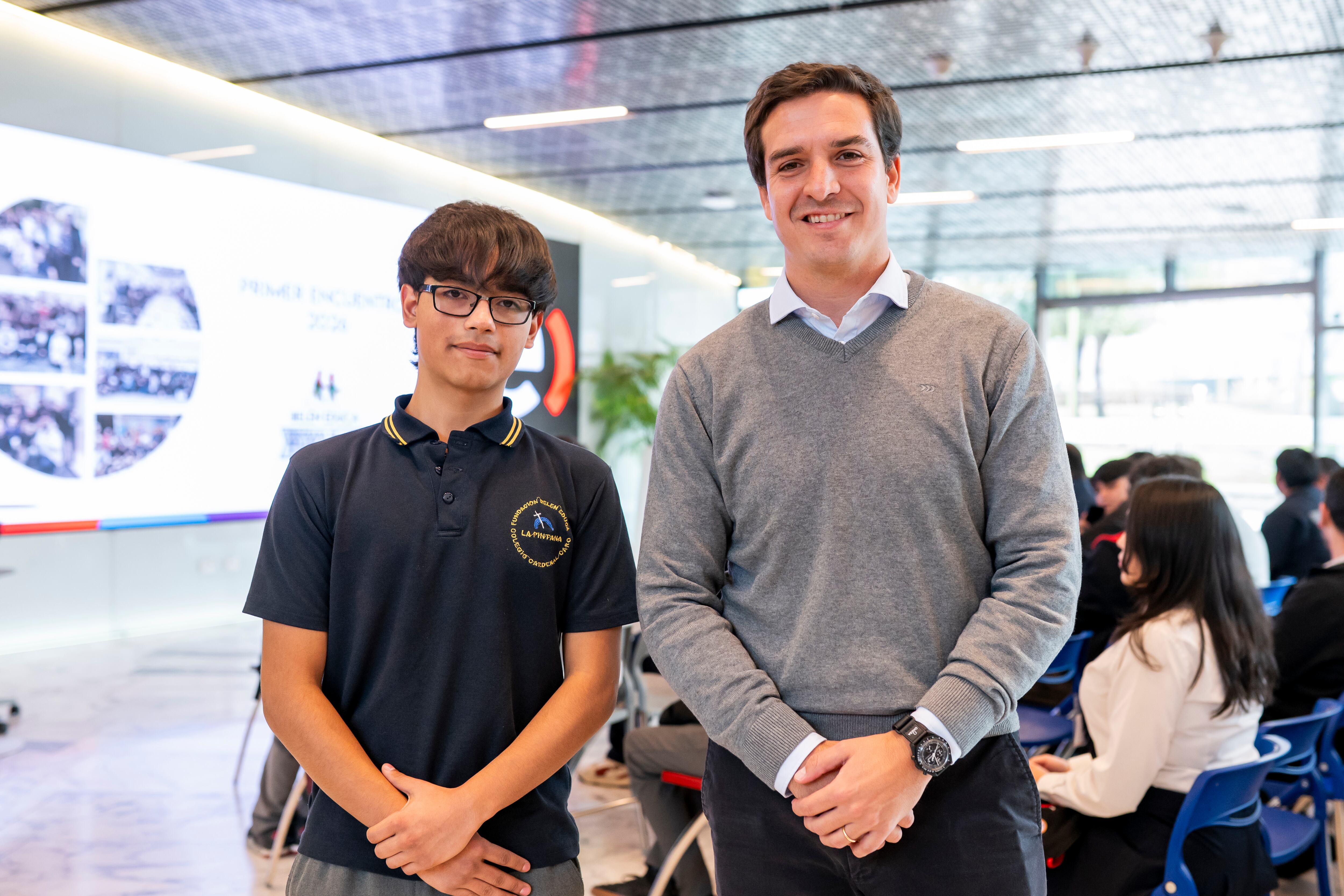 Said Jorquera, estudiante del Colegio Cardenal José María Caro y Juan Paulo Bambach, gerente de Desarrollo Corporativo de Entel.