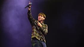 Paulo Londra abre la noche final de Viña cantando sobre un cubo gigante y sorprende con la presencia de Ana Tijoux
