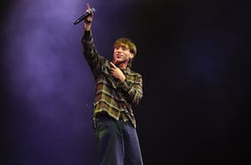 Paulo Londra abre la noche final de Viña cantando sobre un cubo gigante y sorprende con la presencia de Ana Tijoux