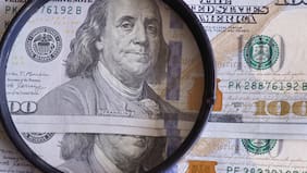 Dólar rompe los $ 900 en las primeras operaciones debido a preocupación por bloqueo del Estrecho de Ormuz