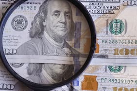 Dólar rompe los $ 900 en las primeras operaciones debido a preocupación por bloqueo del Estrecho de Ormuz