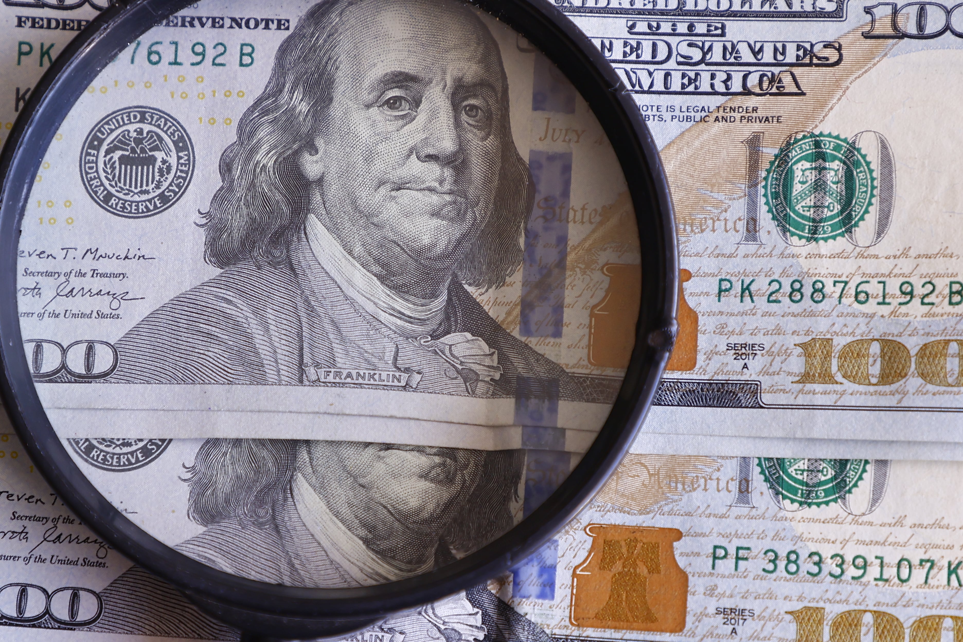Dólar registra fuerte alza y rompe los $900 presionado por las cifras laborales de Estados Unidos