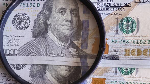 Dólar rompe los $ 900 en las primeras operaciones debido a preocupación por bloqueo del Estrecho de Ormuz