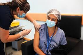 Posta Central vacuna a 280 funcionarios durante el primer día de inoculación contra el Covid-19