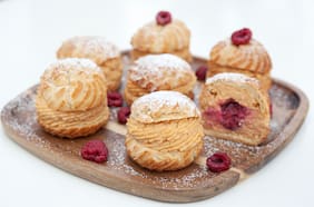 Profiteroles con crema de maní y frambuesas