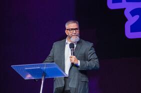 Toby Jr.: la historia del popular pastor que defiende la política represiva de Bukele en El Salvador