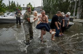 Minas flotantes, enfermedades, productos químicos, falta de vivienda y agua potable: el drama humanitario tras la explosión de represa en Ucrania