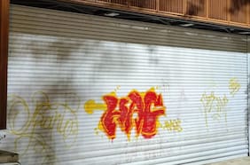 Vandalizan con rayados el Café Literario de Parque Bustamante: alcalde Bellolio señala que entregarán antecedentes a la policía