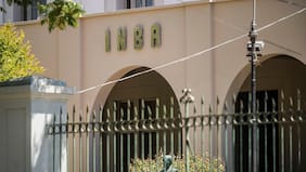 Detienen a 15 estudiantes del INBA por desórdenes y lanzar bombas molotov a Carabineros