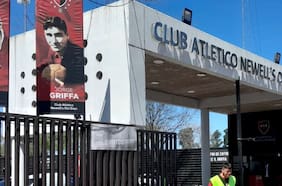 Con un lienzo que decía “Ganen o mueran”: hinchas de Newell’s realizan ataque con bomba molotov e incendian auto de jugador