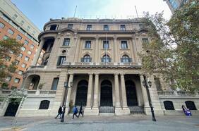 De obras de arte, muebles y jarrones: el exclusivo mundo de las casas de remate en Chile