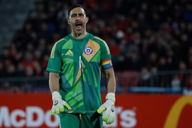 “Genera tristeza llegar a este nivel futbolístico”: el duro dardo de Claudio Bravo tras la goleada sufrida por la Roja