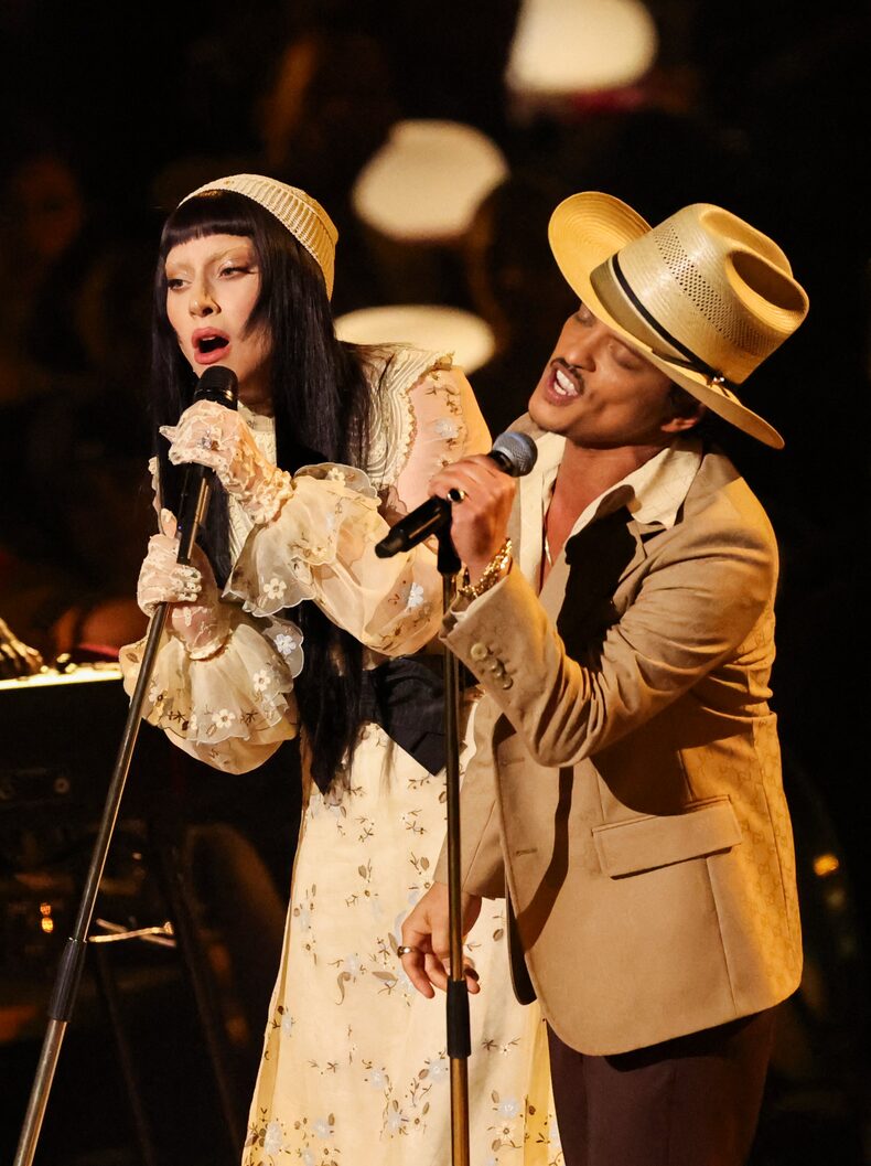 Lady Gaga y Bruno Mars emocionaron en los Grammy 2025 con un sentido homenaje 1 Lady Gaga