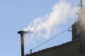 Cómo hacen el humo negro y blanco del cónclave para elegir al nuevo Papa