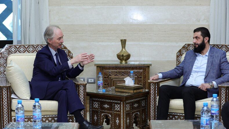 Abu Mohammed al-Jalani recibiendo al enviado de la ONU para Siria, Geir Pedersen, en Damasco. Foto: Reuters.