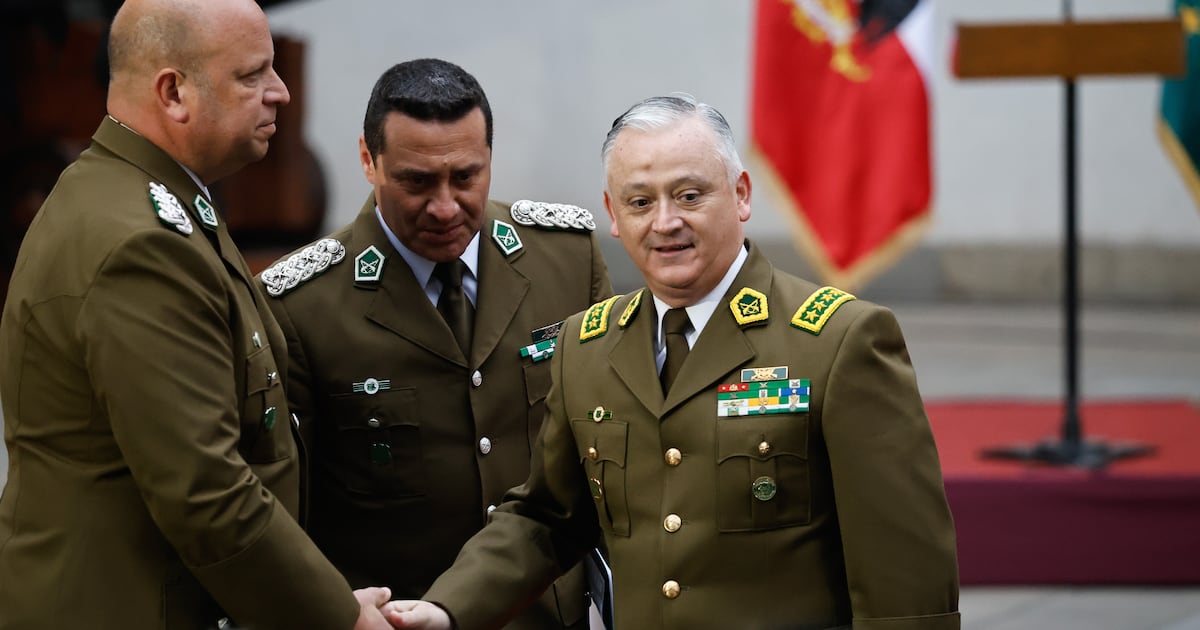 General Araya dice que casos en que se investiga a excarabineros son “gravísimos” y asegura que intensificaron controles - La Tercera