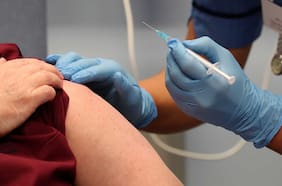 Anafilaxia y parálisis de Bell: en qué consisten estas reacciones a la vacuna contra el coronavirus, y por qué no nos deberían preocupar