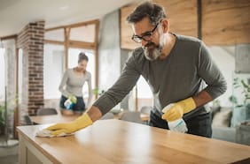 5 trucos para hacer ejercicio y quemar más calorías mientras limpias tu hogar, según expertos