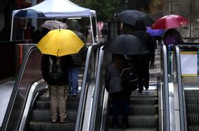 A qué hora comienza la lluvia en Santiago hoy, según el pronóstico del tiempo