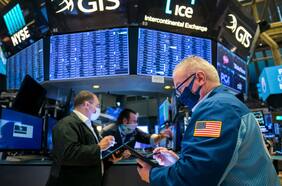 Según estudio los ejecutivos de empresas venden acciones siguiendo a analistas top