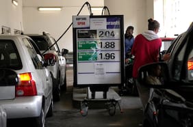 Francia ordena la vuelta forzada al trabajo de personal de refinerías en medio de conflicto con sindicatos