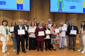 Más de mil personas mayores aprendieron a mejorar el manejo de sus finanzas personales y digitales en 17 comunas del país