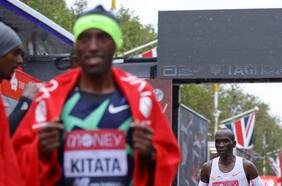 Kitata celebra en el día en que cayó Kipchoge