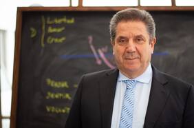 Joan Melé, pionero de la banca ética, anuncia que pedirá la licencia en Chile antes de fines de año