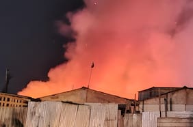 Voraz incendio en toma de Colina deja un fallecido y tres lesionados: fuego destruye 13 viviendas