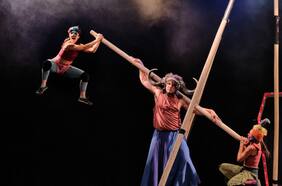 En Plaza de Maipú presentan obra “Fuego Rojo” de la compañía de teatro La Patogallina