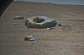 Rover de la Nasa toma otra extraña foto de un objeto en Marte