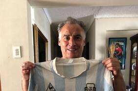 Fabián Estay entra al mundo de las subastas con dos tesoros: una camiseta de Maradona y las casaquillas más emblemáticas de su carrera